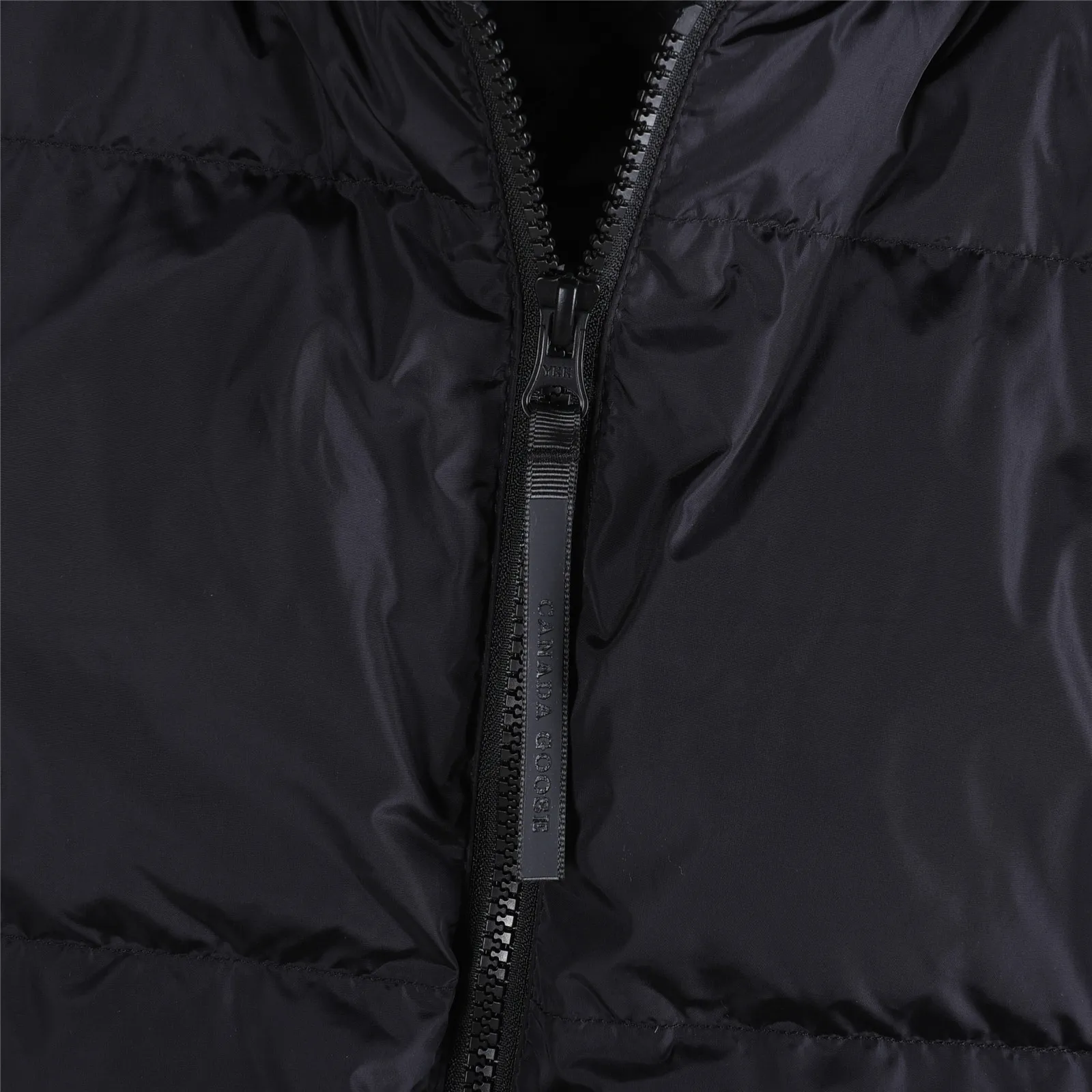 P820 ​​Big Goose 90 down knitted splicing stand collar Snow White 2nd generation down jacket Canada Goose Canada Goose 6507w HyBridge series FW24 windproof and waterproof splicing stand collar long sleeve wool short down jacket for women Knitted splicing thin down jacket! At this time of year, several sweaters with down are released. In fact, the evergreen style of sweaters and down is a basic style. It can be worn alone or layered, which will give it a more layered look!!! The front is down, and the back and two sleeves are made of wool blended fabrics. The soft and delicate knitted feel is not irritating at all! The texture is amazing, the velvet is large, delicate and stemless, and full of fluffiness! The filling is sufficient, and the thermal performance is second to none!!! It is windproof and warm, eliminating any possibility of velvet running. It feels silky and smooth, and the stiffness is also very good. The upper body will not look bloated. It is an evergreen model with a spliced ​​design! Color: cotton straw white, black Size: S, M, L